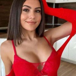 Sosyal Çevresi Geniş Dolgun Göğüslü Escort Bayan